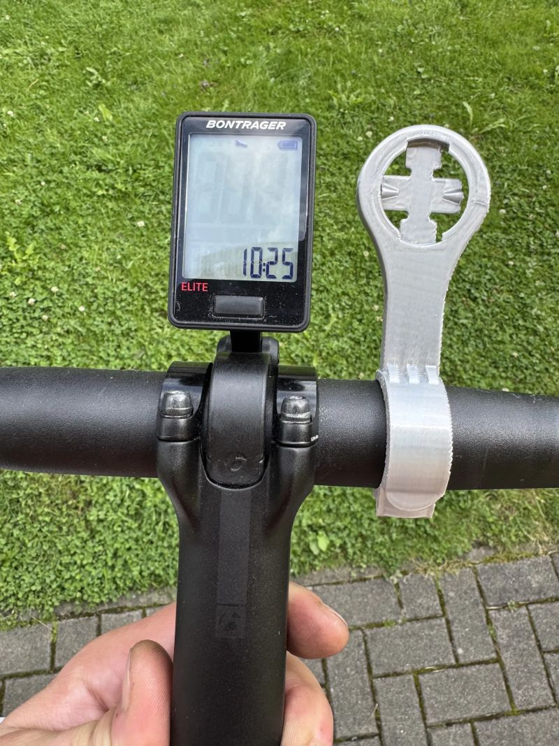 Řidítka Bontrager+představec, tachometr bontrager , držák lahvi