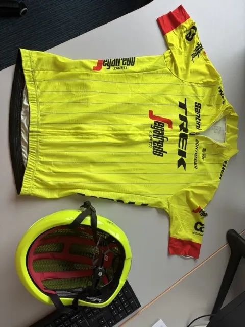 Bontrager fluo dres a helma