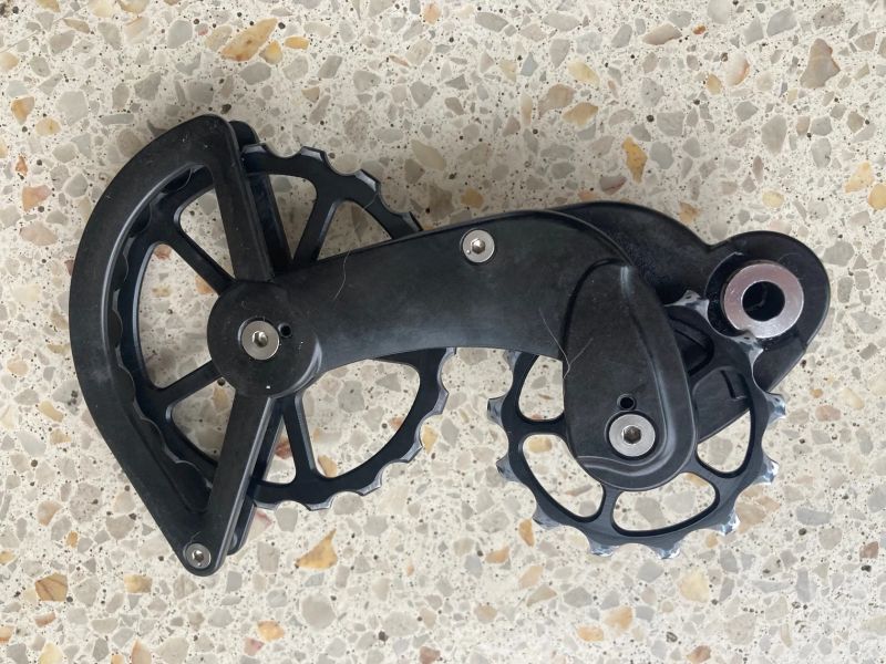 Prodám přehazovačku Campagnolo Chorus 11s, vodítko Ceramicspeed a krátké + kladky