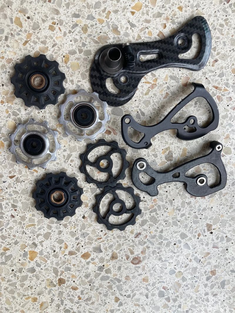 Prodám přehazovačku Campagnolo Chorus 11s, vodítko Ceramicspeed a krátké + kladky
