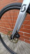 Scott Addict 20 Disc, Shimano 105, pláště 35mm, karbonová sedlovka, vel. XL