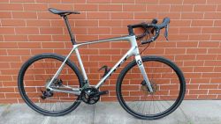 Scott Addict 20 Disc, Shimano 105, pláště 35mm, karbonová sedlovka, vel. XL