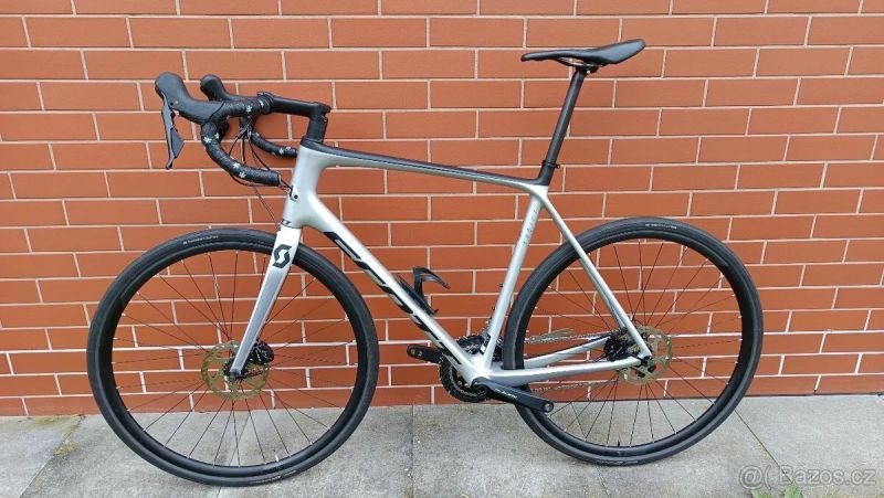 Scott Addict 20 Disc, Shimano 105, pláště 35mm, karbonová sedlovka, vel. XL