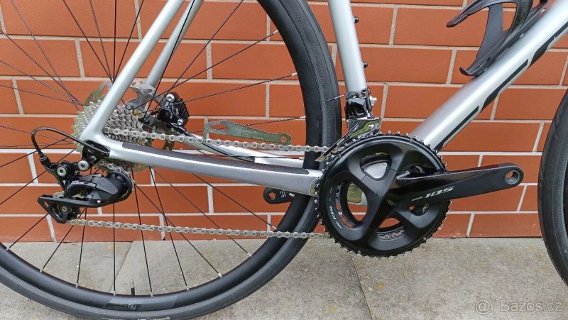 Scott Addict 20 Disc, Shimano 105, pláště 35mm, karbonová sedlovka, vel. XL