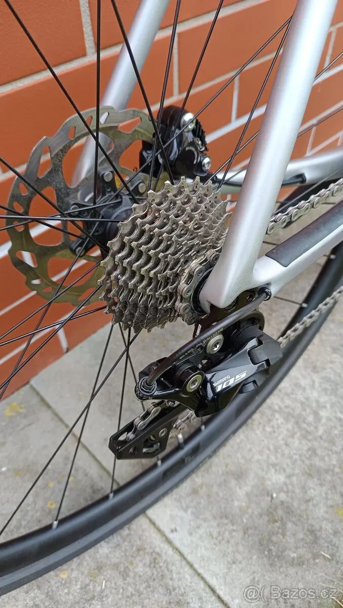 Scott Addict 20 Disc, Shimano 105, pláště 35mm, karbonová sedlovka, vel. XL