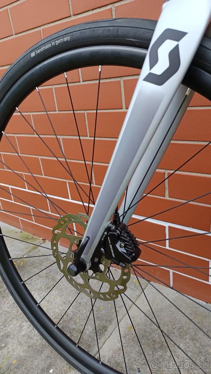 Scott Addict 20 Disc, Shimano 105, pláště 35mm, karbonová sedlovka, vel. XL