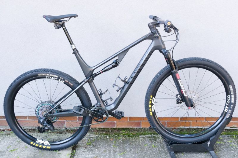 Predám celoodpružený ,bicykel Canyon Lux cf SL X 9