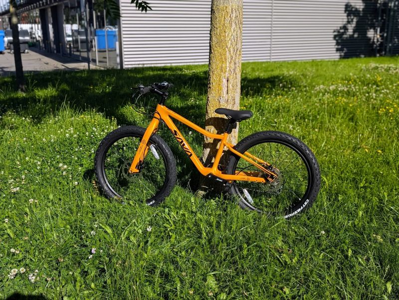 Sava Barn 4.4 - Lehké 24" celokarbonové dětské kolo - 9 kg