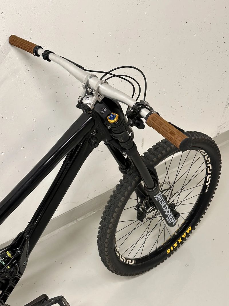 Zánovní Custom DH Banshee Legend | TOP