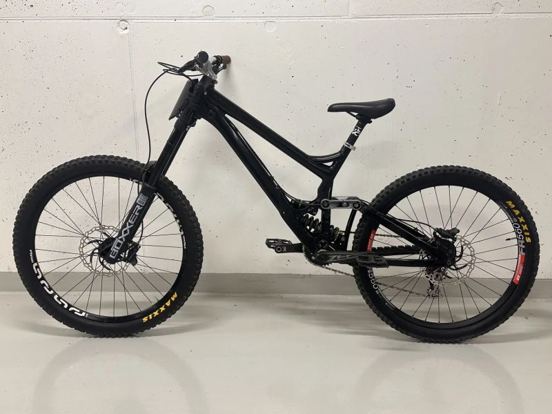 Zánovní Custom DH Banshee Legend | TOP