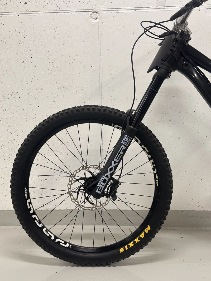 Zánovní Custom DH Banshee Legend | TOP