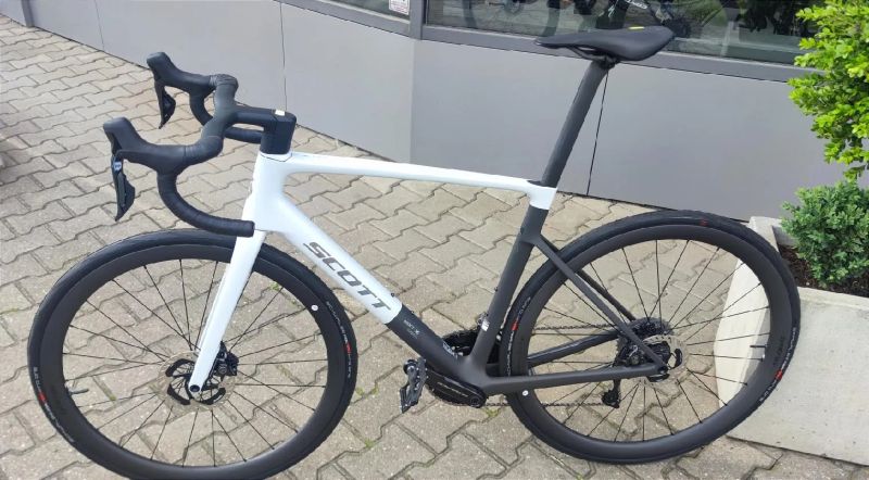 Prodám NOVÉ sil. kolo zn. SCOTT Addict RC Pro (Cumulus White/Carbon Black), vel. L