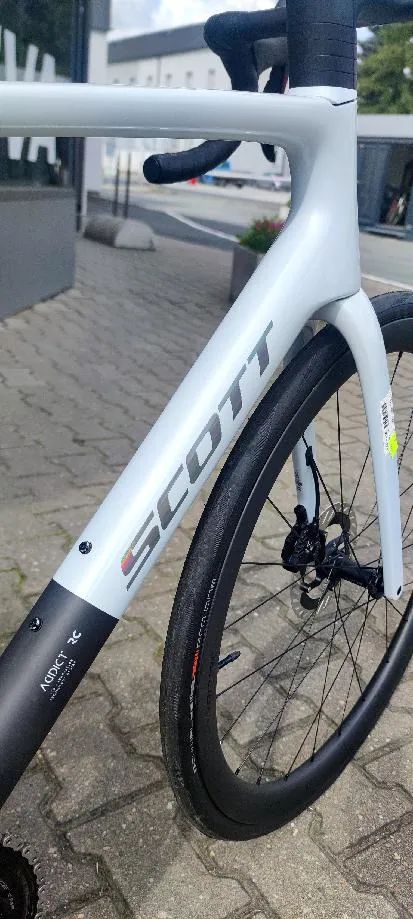Prodám NOVÉ sil. kolo zn. SCOTT Addict RC Pro (Cumulus White/Carbon Black), vel. L