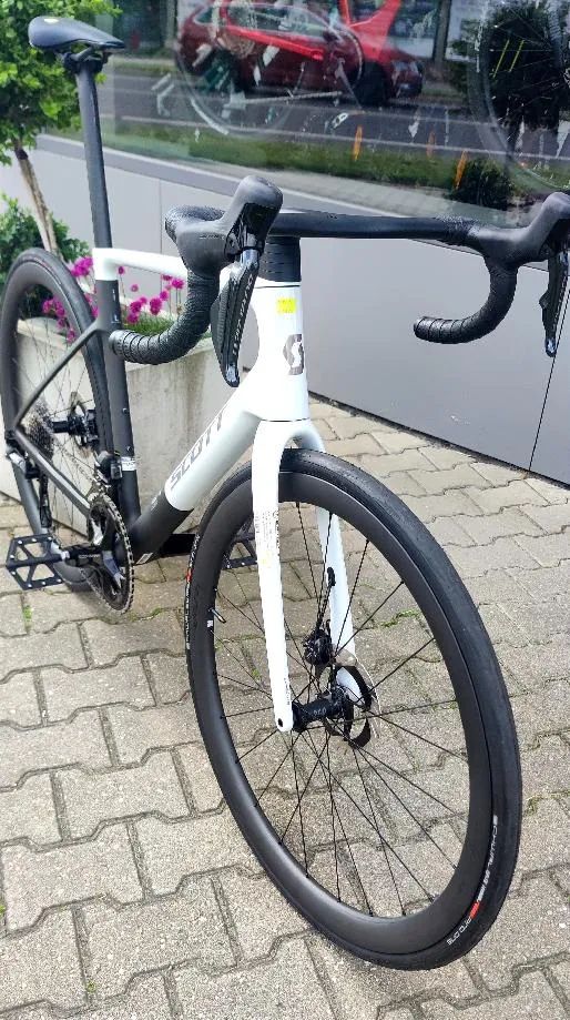 Prodám NOVÉ sil. kolo zn. SCOTT Addict RC Pro (Cumulus White/Carbon Black), vel. L