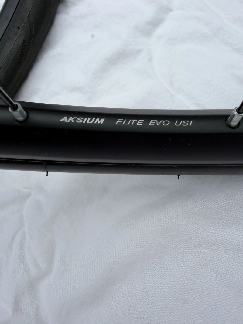 Mavic Aksium Elite Evo UST Disc CL 28" silniční 
