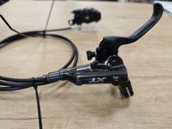 Shimano M8000, třmen M7000