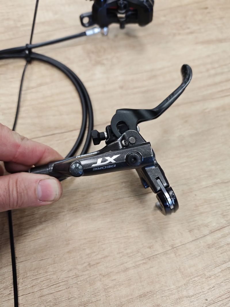 Shimano M8000, třmen M7000