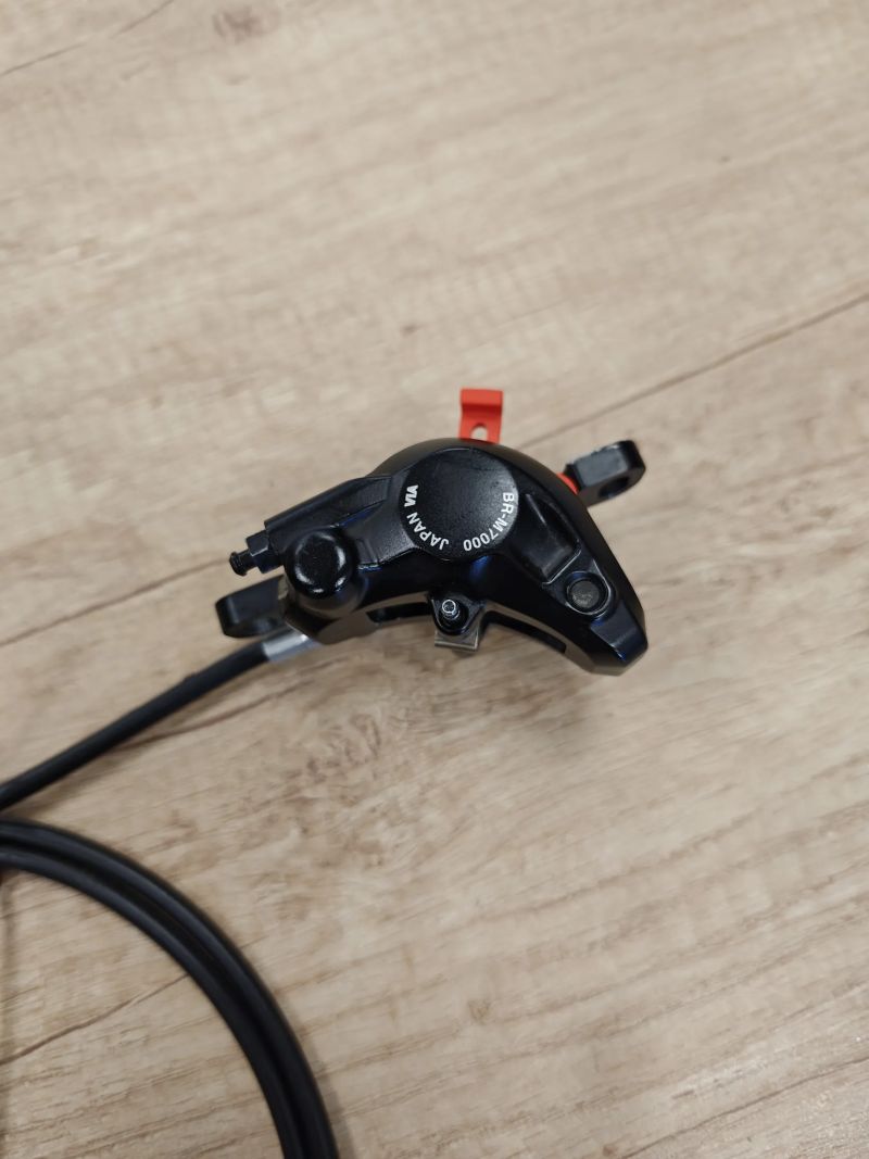 Shimano M8000, třmen M7000