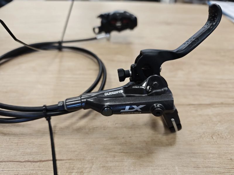 Shimano M8000, třmen M7000