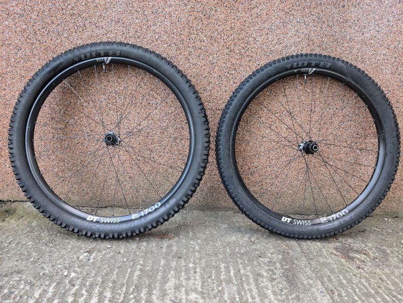 Zapletená kola DT Swiss E 1700 Spline Two 27,5" (Non-Boost) + pláště WTB