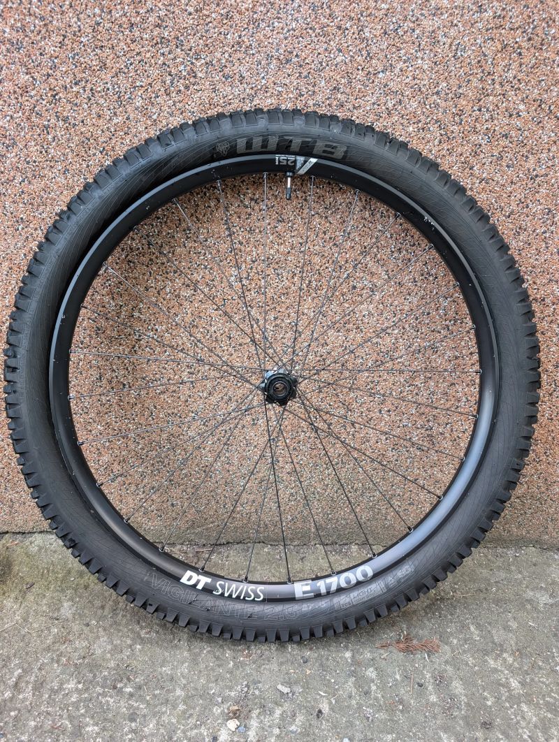 Zapletená kola DT Swiss E 1700 Spline Two 27,5" (Non-Boost) + pláště WTB