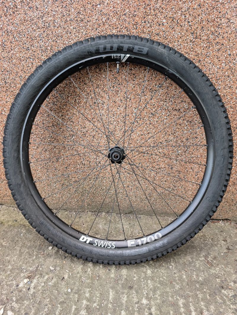 Zapletená kola DT Swiss E 1700 Spline Two 27,5" (Non-Boost) + pláště WTB