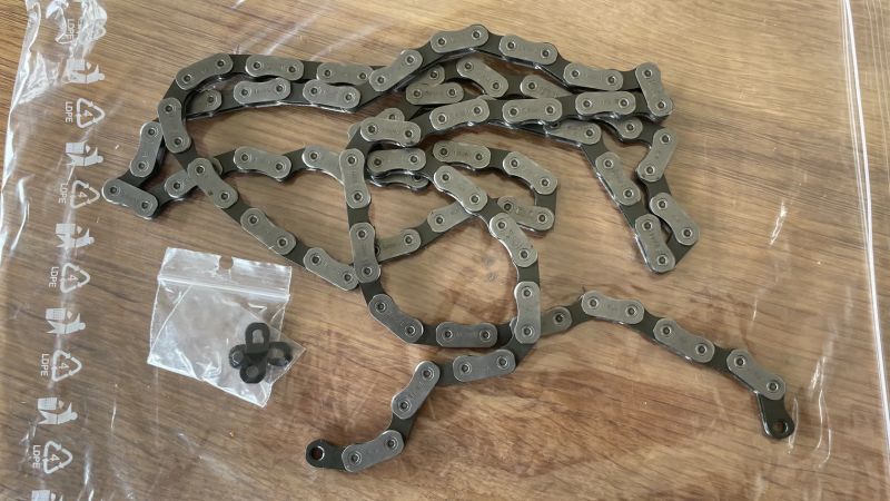 Prodám nový řetěz Sram Eagle 70 T-Type Silver, 12 sp, délka 147cm (115 článků + rychlospojka)