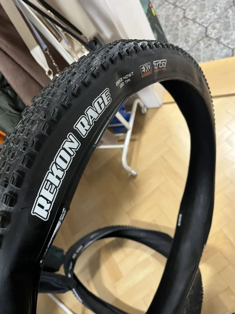 Maxxis Rekon Race 29x2,4 Tubeless ready, EXO, 120 TPI kevlar, mírně jetý, bílý nápis Maxxis