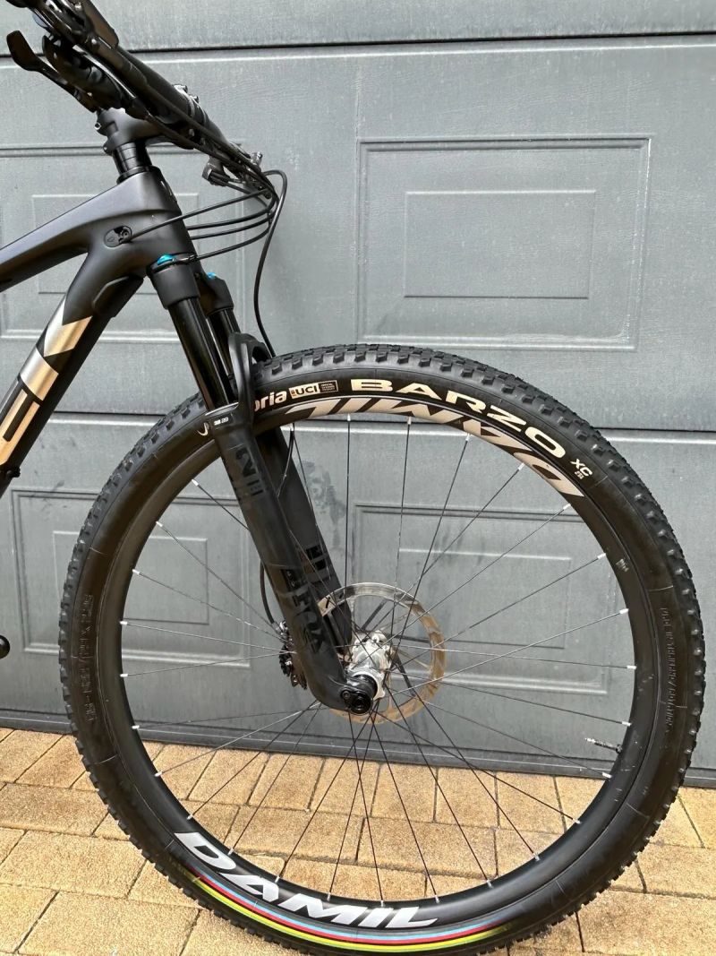 TREK Supercaliber 9.8, karbonová kola DAMIL, vel. M