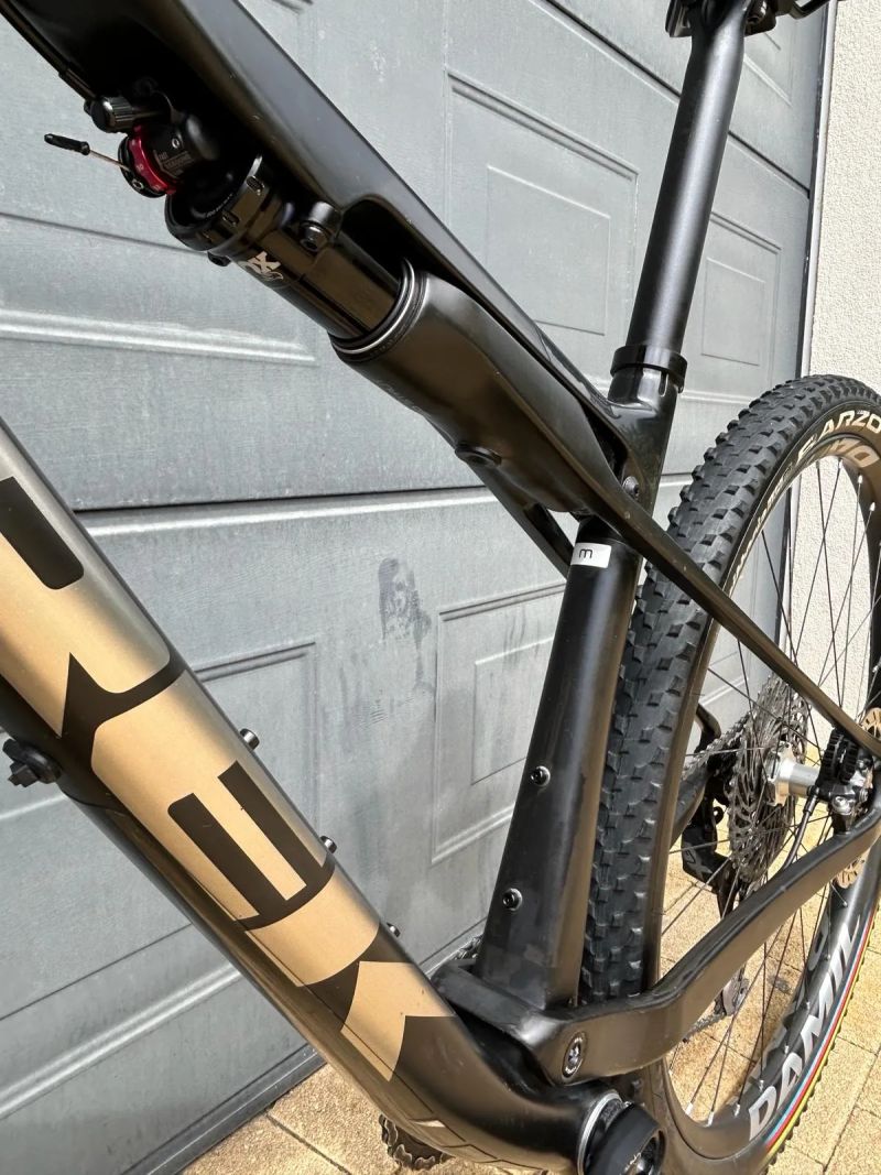 TREK Supercaliber 9.8, karbonová kola DAMIL, vel. M