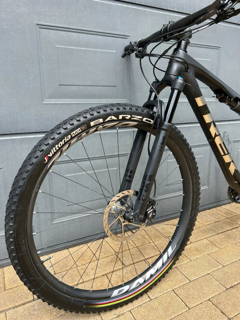 TREK Supercaliber 9.8, karbonová kola DAMIL, vel. M