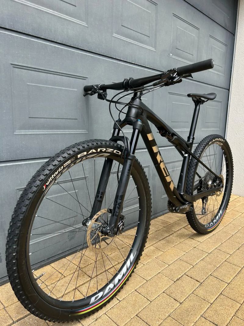 TREK Supercaliber 9.8, karbonová kola DAMIL, vel. M