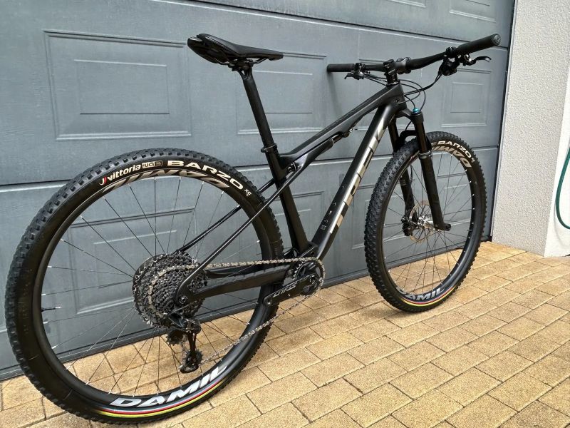 TREK Supercaliber 9.8, karbonová kola DAMIL, vel. M