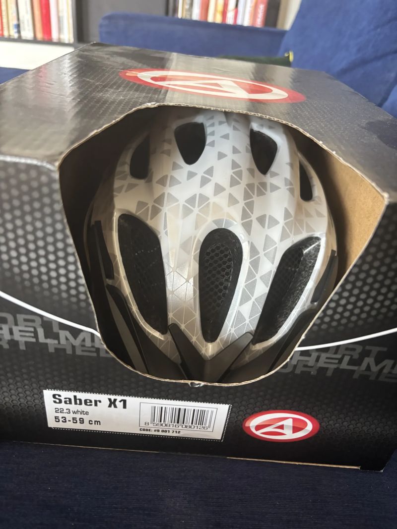 Nová helm author saber x1