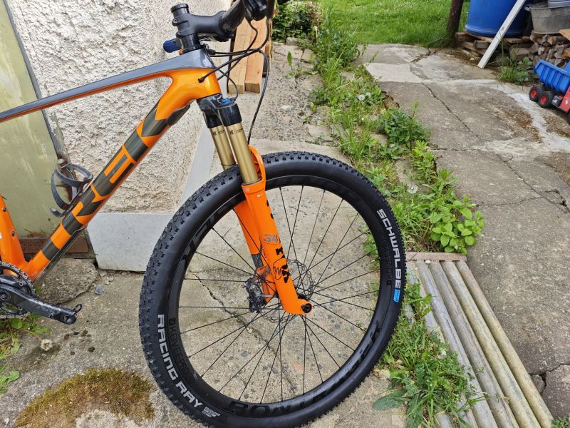 Trek Procaliber 9.8, Fox Factory 34, teleskopka One Up, kliky xx1 s wattmetrem