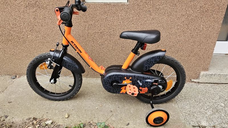 Prodám dětské kolo Btwin 500 Robot 14" oranžovo-černá barva, včetně stabilizačních koleček.
