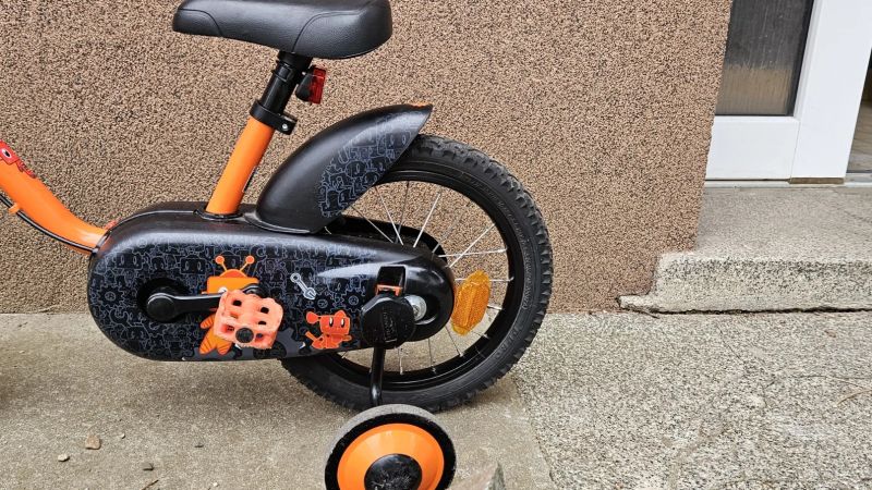 Prodám dětské kolo Btwin 500 Robot 14" oranžovo-černá barva, včetně stabilizačních koleček.
