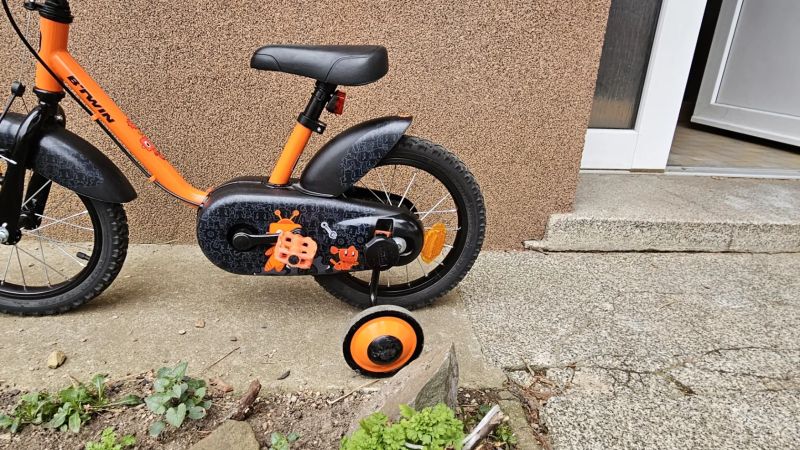 Prodám dětské kolo Btwin 500 Robot 14" oranžovo-černá barva, včetně stabilizačních koleček.