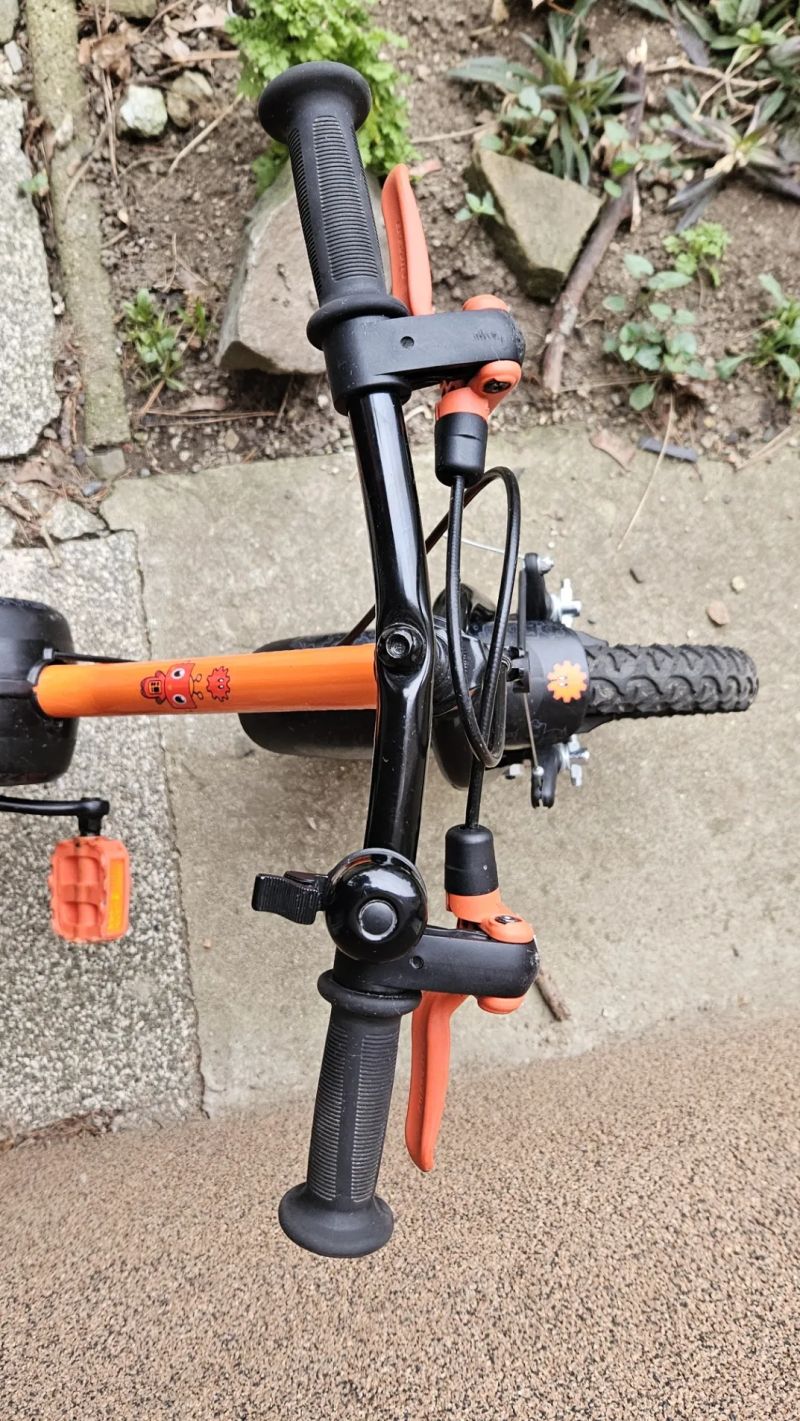 Prodám dětské kolo Btwin 500 Robot 14" oranžovo-černá barva, včetně stabilizačních koleček.