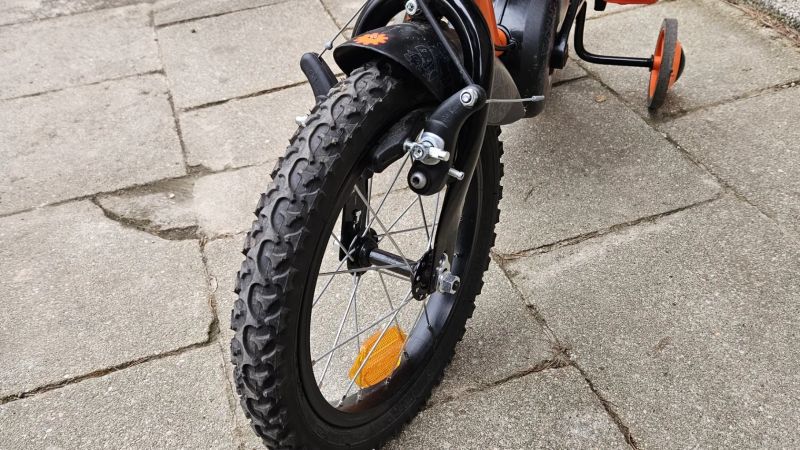 Prodám dětské kolo Btwin 500 Robot 14" oranžovo-černá barva, včetně stabilizačních koleček.