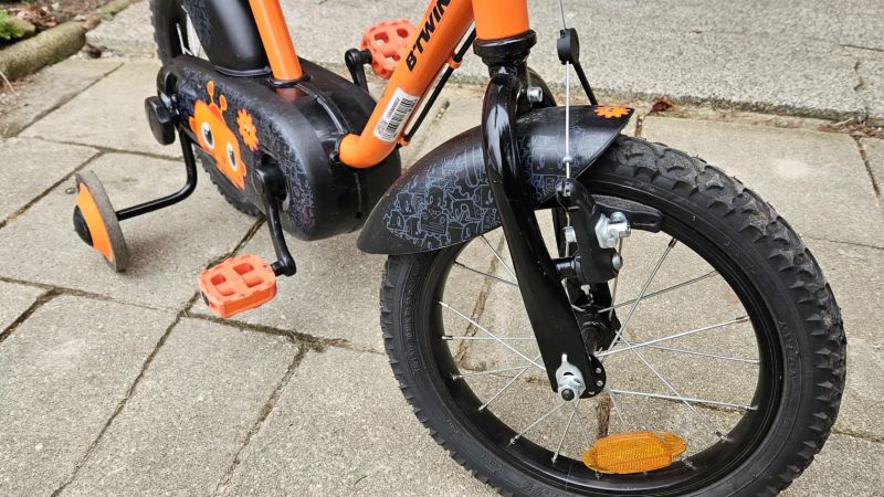 Prodám dětské kolo Btwin 500 Robot 14" oranžovo-černá barva, včetně stabilizačních koleček.