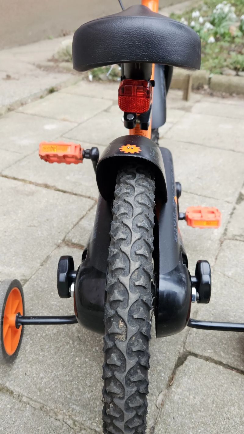 Prodám dětské kolo Btwin 500 Robot 14" oranžovo-černá barva, včetně stabilizačních koleček.
