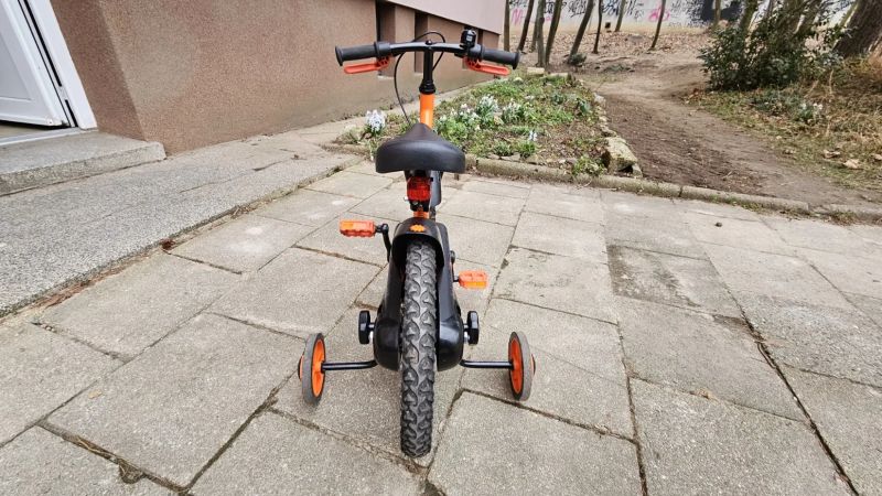 Prodám dětské kolo Btwin 500 Robot 14" oranžovo-černá barva, včetně stabilizačních koleček.