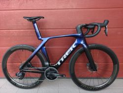 Trek Madone gen 7, karbonová kola bontrager RSL, force Axs, wattmetr 