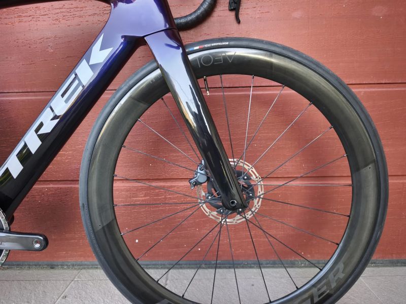 Trek Madone gen 7, karbonová kola bontrager RSL, force Axs, wattmetr 