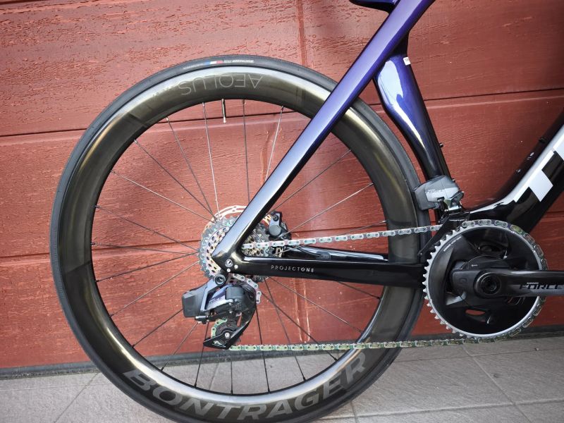 Trek Madone gen 7, karbonová kola bontrager RSL, force Axs, wattmetr 