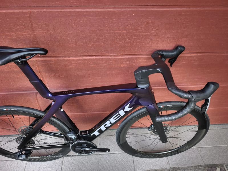 Trek Madone gen 7, karbonová kola bontrager RSL, force Axs, wattmetr 