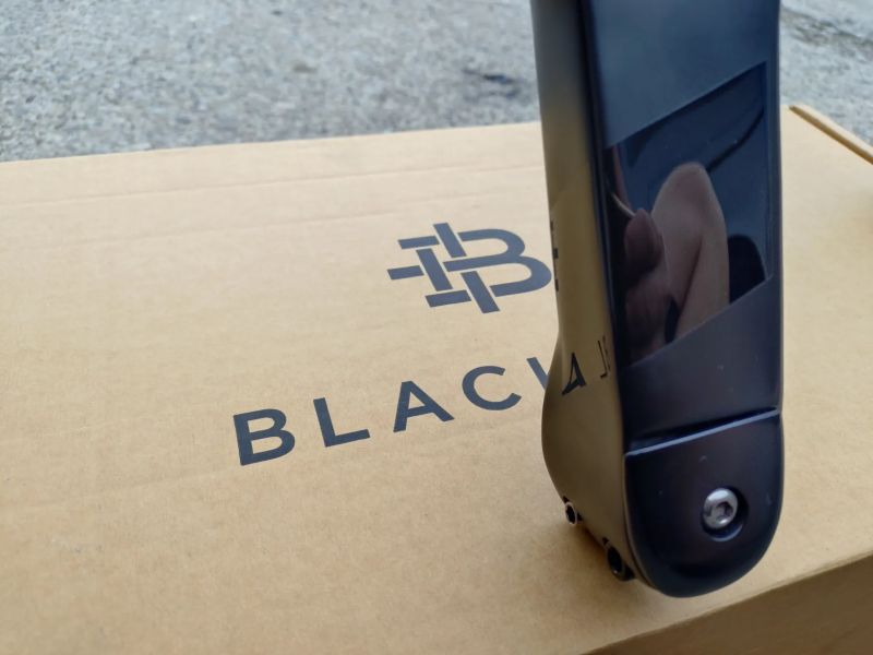 Karbonový kokpit/řidítka Black Inc 
