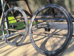 Nove - pár karbon Bontrager Aeolus elite 35 TLE s háčky + pár Bontrager R3 pláště - Shimano ořech