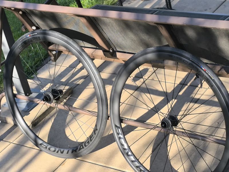 Nove - pár karbon Bontrager Aeolus elite 35 TLE s háčky + pár Bontrager R3 pláště - Shimano ořech